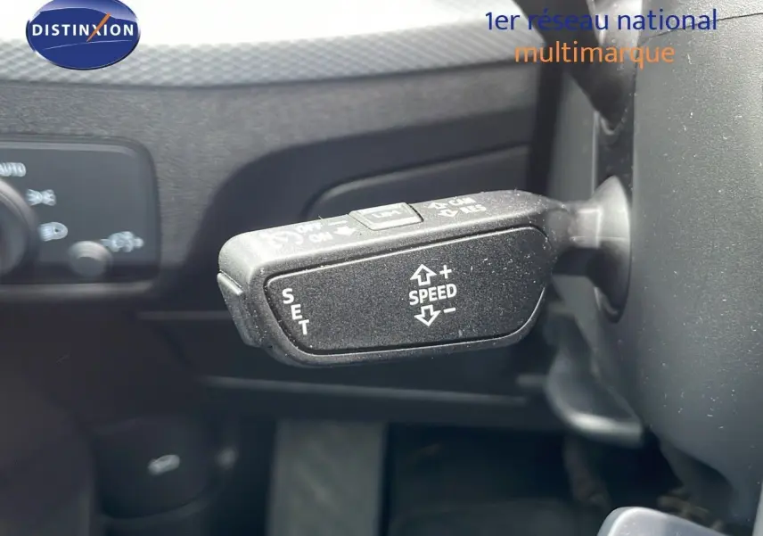 Le levier de régulateur de vitesse sur le côté gauche du volant d'un Audi Q2 noir Mito Metal 2023.