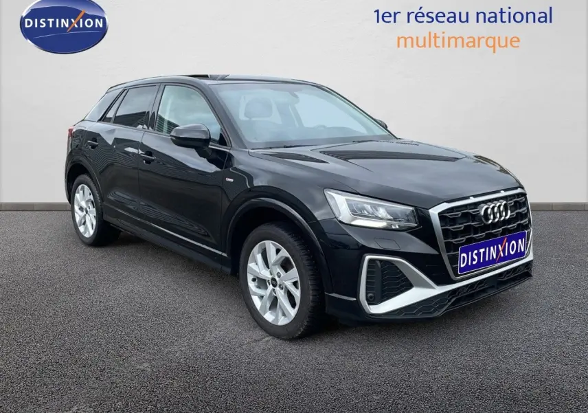 Audi Q2 noir mito metal en 3/4 avant droit, mettant en valeur sa calandre hexagonale et ses jantes argentées.