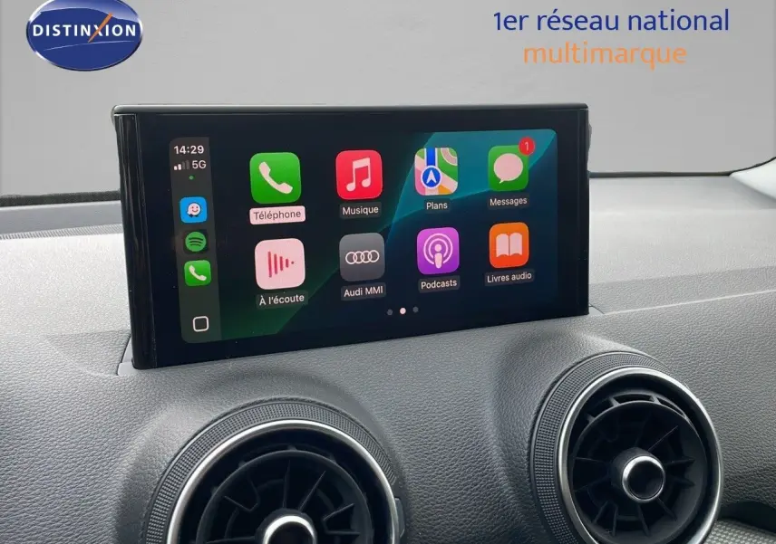 Écran tactile central affichant Apple CarPlay sur le tableau de bord d'un Audi Q2 noir Mito Metal 2023.