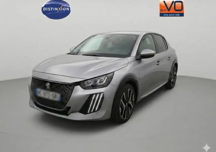 Peugeot 208 Hybrid gris en 3/4 avant droit, avec calandre noire et jantes alliage 17 pouces visibles.