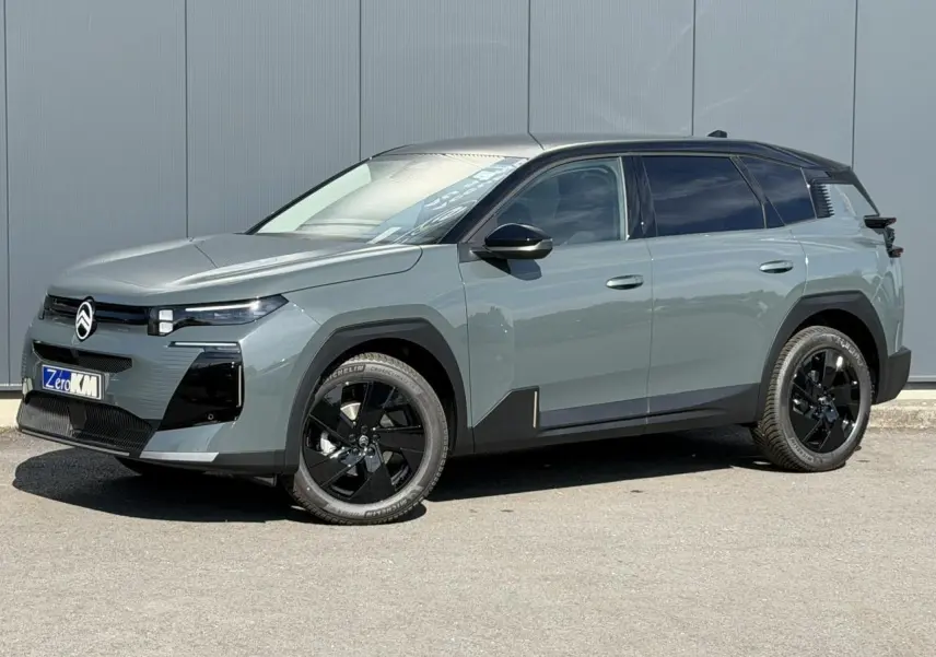Citroën C5 Aircross 2026 vert Astoria et toit noir, vue 3/4 avant droit avec jantes noires et vitres teintées.