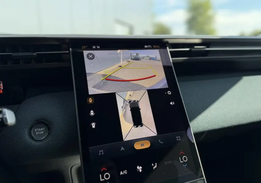 Vue rapprochée de l’écran tactile central du Citroën C5 Aircross affichant la caméra de recul et la vue 360° intérieure.