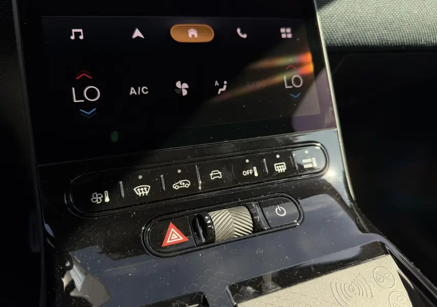 Gros plan sur la console centrale tactile et les commandes de climatisation du Citroën C5 Aircross hybride 2026.