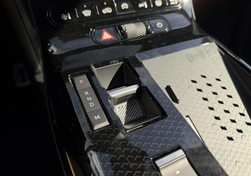 Gros plan sur la console centrale noire du Citroën C5 Aircross 2026, avec sélecteur de boîte auto et surface texturée.