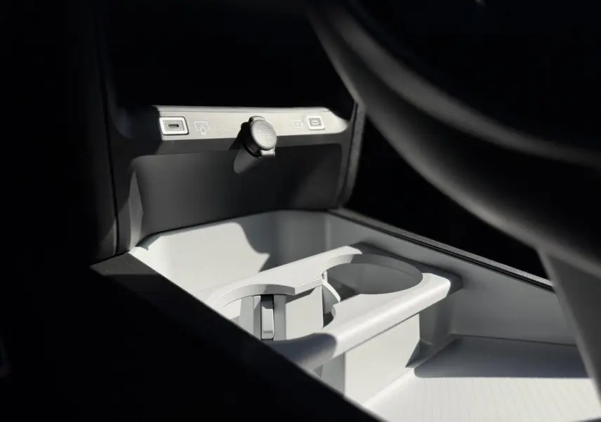 Gros plan sur le rangement central avant avec prises USB et prise 12V du Citroën C5 Aircross 2026.