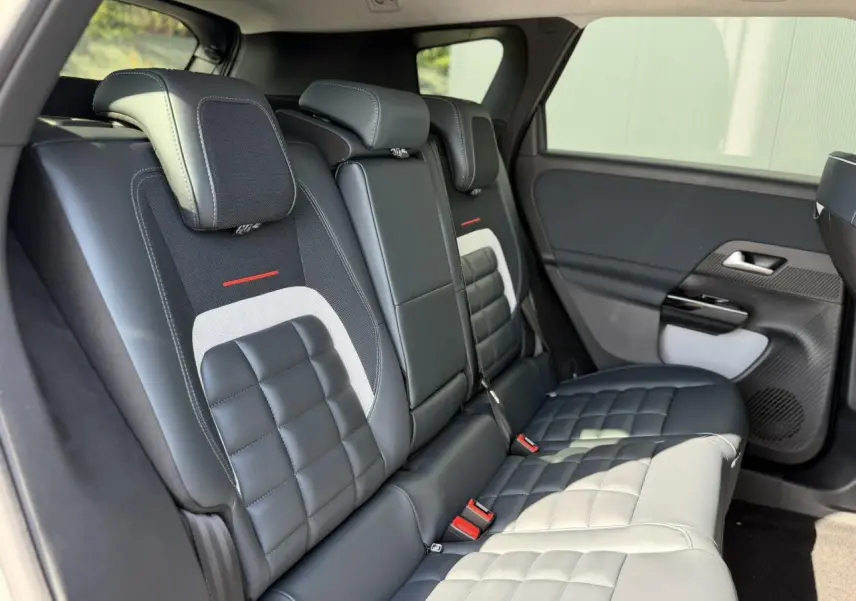 Vue côté droit des sièges arrière en cuir et tissu noir avec surpiqûres blanches du Citroën C5 Aircross 2026.