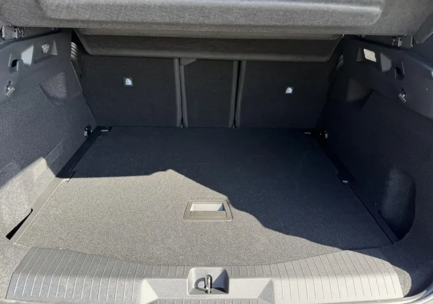 Coffre ouvert vu de l'arrière du Citroën C5 Aircross 2026, intérieur spacieux et revêtement noir uniforme.