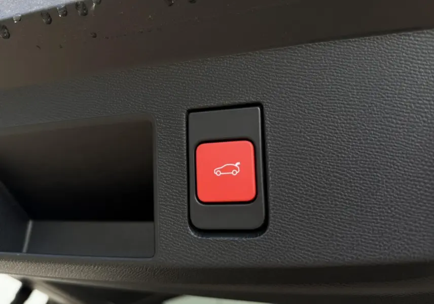Bouton rouge d'ouverture électrique du hayon sur le panneau intérieur d'un Citroën C5 Aircross 2026.