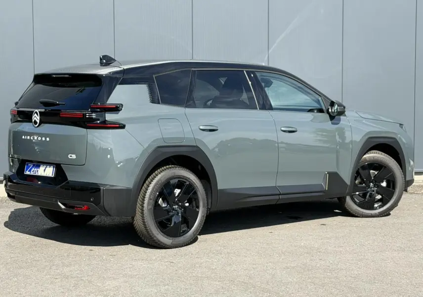 Vue 3/4 arrière droite du Citroën C5 Aircross 2026 vert Astoria avec toit noir et jantes noires brillantes.