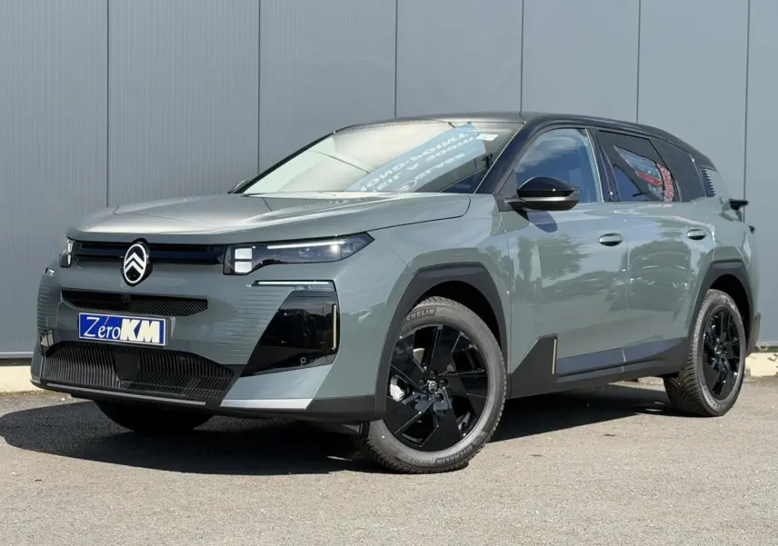 Vue 3/4 avant droite du Citroën C5 Aircross 2026 vert Astoria avec toit noir et jantes alliage noires.