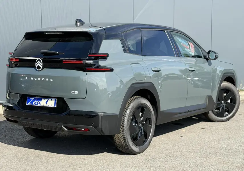 Vue 3/4 arrière droite d’un Citroën C5 Aircross 2026 vert Astoria avec toit noir et jantes alliage noires.