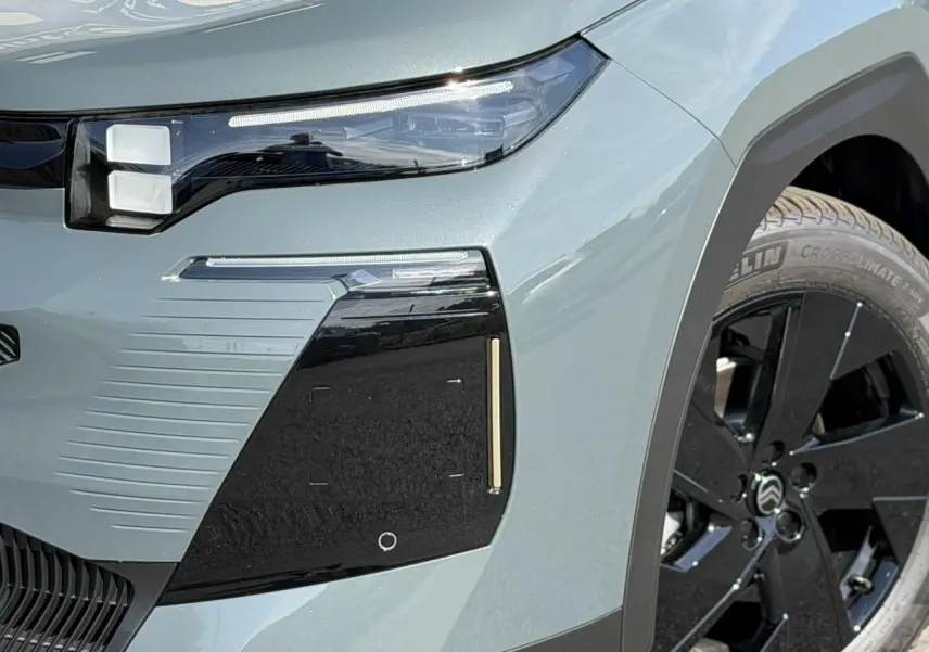 Gros plan sur l’avant droit vert Astoria du Citroën C5 Aircross 2026, avec optique LED et jante alliage noire.