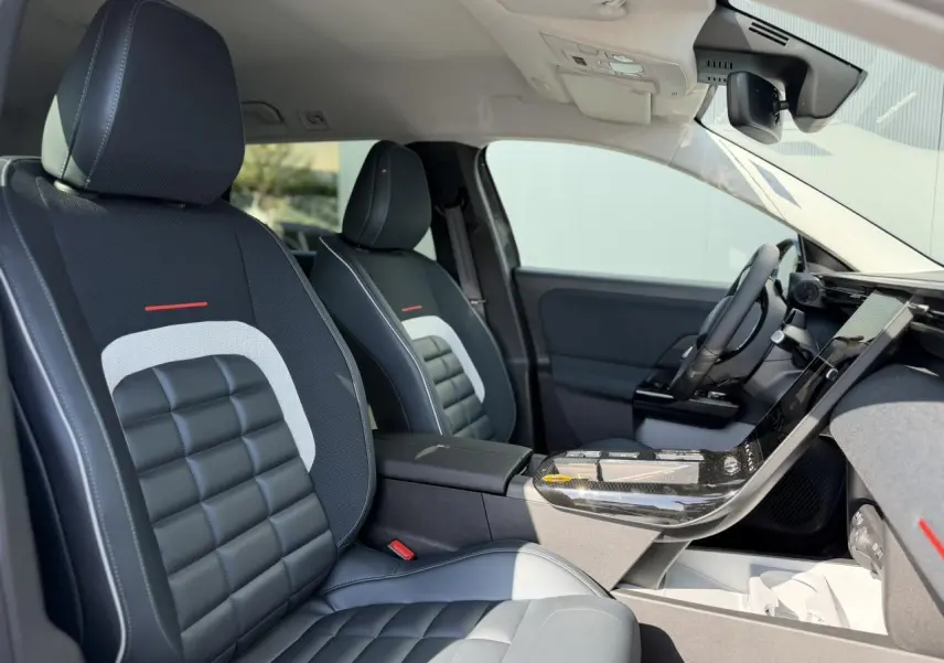 Vue intérieure côté conducteur du Citroën C5 Aircross 2026, sièges noirs avec inserts gris et tableau de bord moderne.