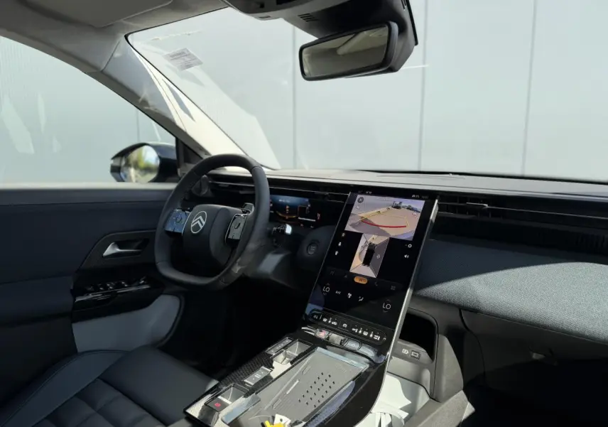 Vue intérieure côté conducteur du Citroën C5 Aircross 2026 avec grand écran tactile vertical et volant multifonctions noir.