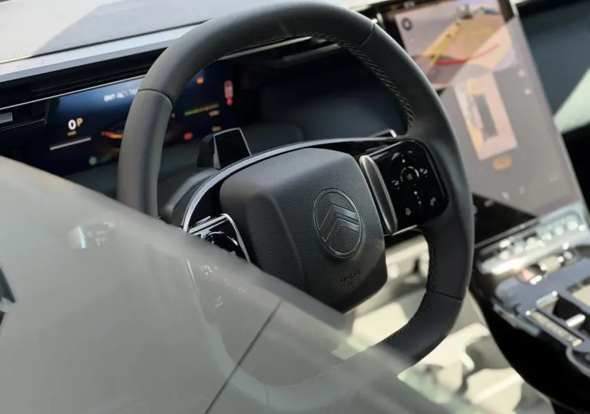 Vue rapprochée du volant noir et du tableau de bord digital du Citroën C5 Aircross 2026 avec écran tactile vertical.