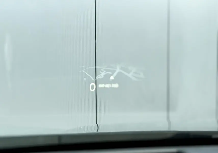 Affichage tête haute transparent montrant la vitesse et la navigation dans un Citroën C5 Aircross 2026.