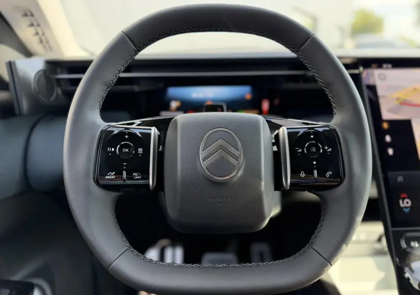 Volant multifonctions noir de Citroën C5 Aircross 2026 vu de face avec commandes tactiles intégrées.