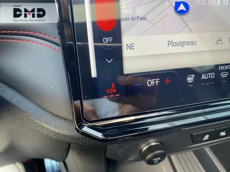 Gros plan sur l’écran tactile central du Ford Puma rouge, affichant la navigation et les commandes de climatisation.