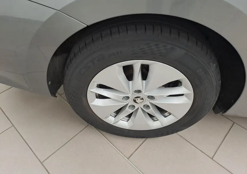 Gros plan sur la roue arrière droite d’une Skoda Octavia Combi 2024 gris graphite avec jante en alliage argenté.