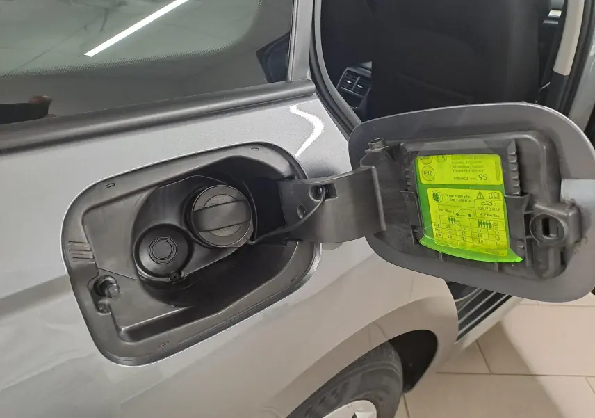 Vue rapprochée de la trappe à carburant ouverte côté gauche d’une Skoda Octavia Combi gris graphite 2024.