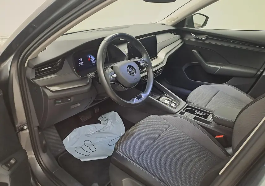 Intérieur de la Skoda Octavia Combi 2024 en gris graphite, vue côté conducteur avec tableau de bord digital et volant multifonction.