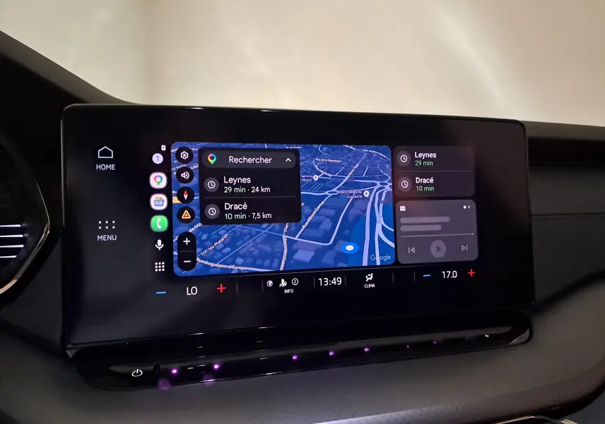 Écran tactile central du Skoda Octavia Combi 2024 affichant la navigation et les commandes climatiques.