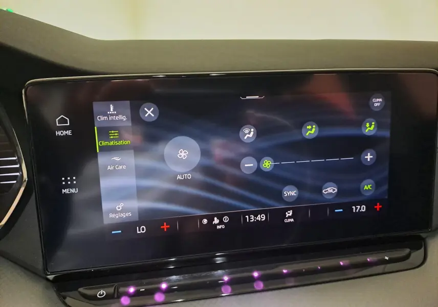 Écran tactile central de la Skoda Octavia Combi 2024 affichant les réglages de climatisation en mode automatique.