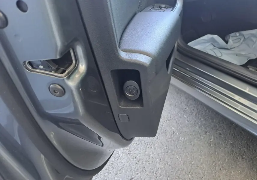 Gros plan sur la charnière de la porte avant gauche d’une Skoda Octavia Combi gris graphite 2024.