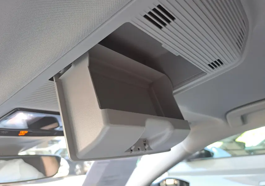 Boîte à lunettes ouverte vue de l'intérieur d'une Skoda Octavia Combi 2024 gris graphite, côté conducteur.