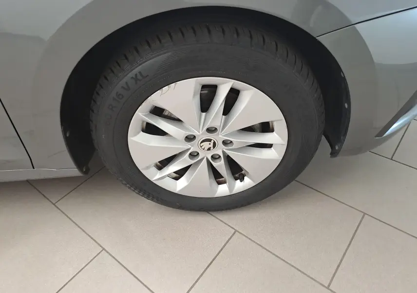 Gros plan sur la roue avant gauche de la Skoda Octavia Combi 2024 en gris graphite, avec jante en alliage argenté.