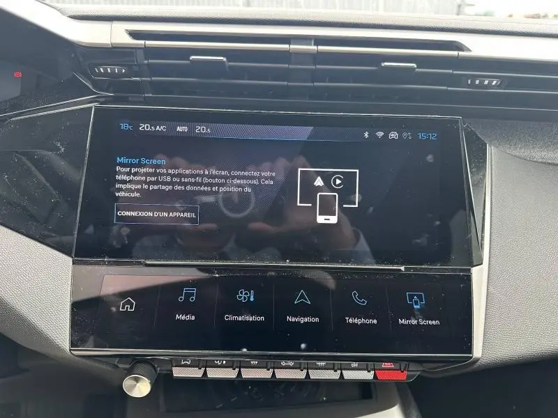 Vue rapprochée de l’écran tactile central du tableau de bord de la Peugeot 308 Hybrid blanc Okénite, affichant le menu Mirror Screen.