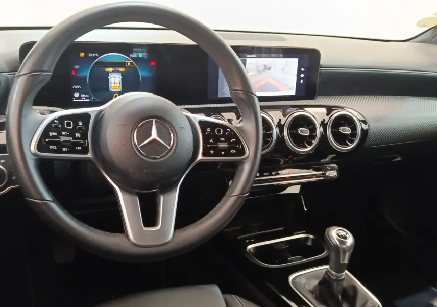 Vue intérieure avant du tableau de bord noir et volant cuir de la Mercedes Classe A 180 d Business Line 2021.