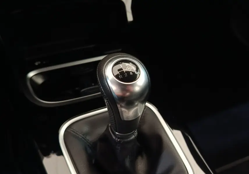 Le levier de vitesses manuel en cuir et métal de la Mercedes Classe A 180 d Business Line, vue rapprochée intérieur.
