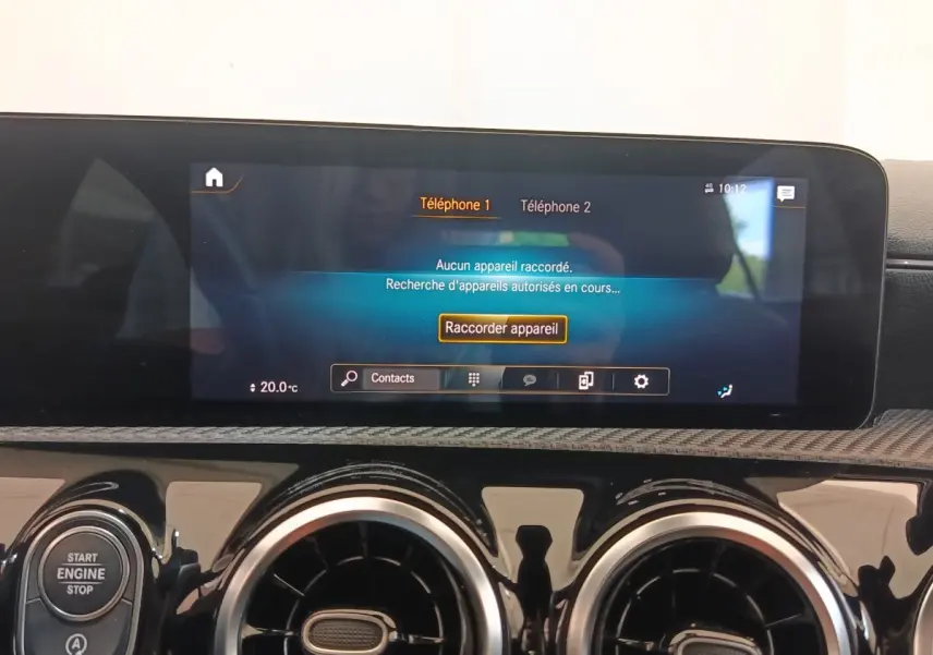 Vue intérieure du tableau de bord de la Mercedes Classe A 180 d Business Line 2021 avec écran tactile et aérateurs ronds noirs.