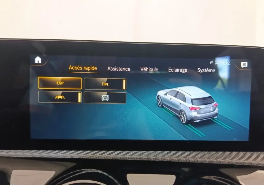 Écran tactile intérieur montrant l'interface d'assistance avec une illustration 3D d'une Mercedes Classe A gris clair vue de trois quarts arrière.