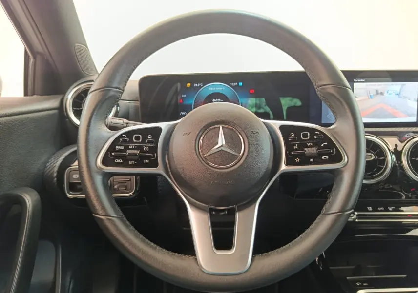 Volant cuir noir multifonctions de la Mercedes Classe A 180 d Business Line 2021 avec tableau de bord digital et écran tactile.
