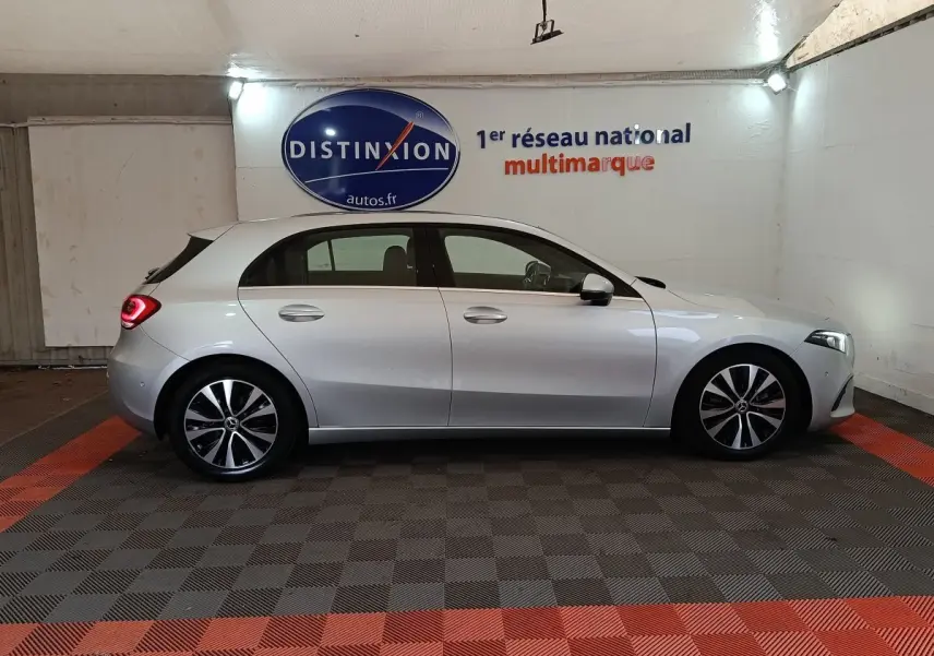 Vue latérale droite d'une Mercedes Classe A gris clair garée en intérieur avec jantes alliage bicolores.