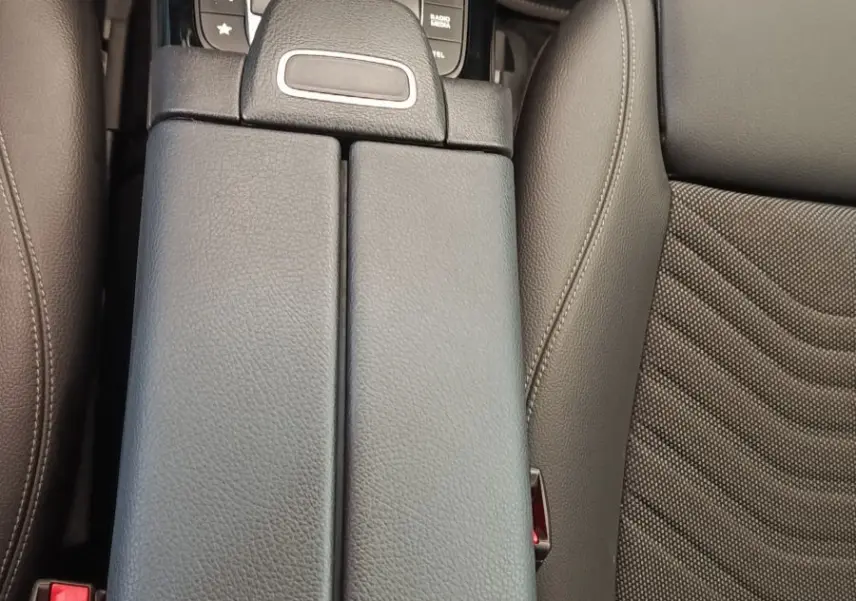 Gros plan intérieur sur la console centrale en cuir noir et le levier de vitesse manuel de la Mercedes Classe A 180 d Business Line.