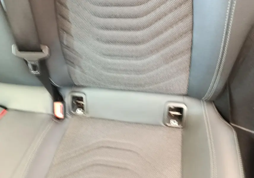 Détail de la banquette arrière grise avec fixation Isofix visible dans une Mercedes Classe A 180 d Business Line.