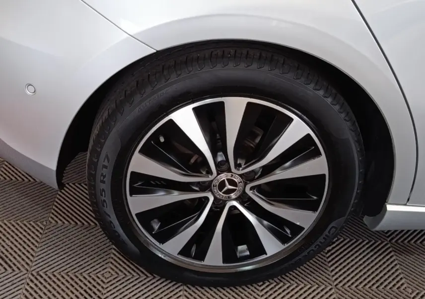 Gros plan sur la roue arrière droite gris clair d'une Mercedes Classe A 180 d Business Line avec jante alliage bicolore.