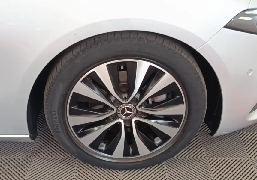Gros plan sur la roue avant droite gris clair d'une Mercedes Classe A 180 d Business Line avec jante alliage bicolore.
