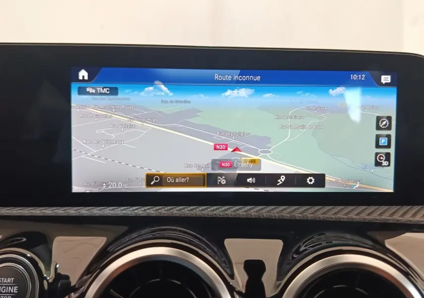 Vue intérieure du tableau de bord de la Mercedes Classe A 180 d Business Line 2021 avec écran tactile de navigation 10,3 pouces.