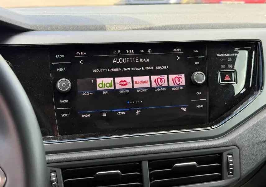 Vue rapprochée de l’écran tactile central du Volkswagen Taigo 2025 avec interface radio DAB et commandes autour.