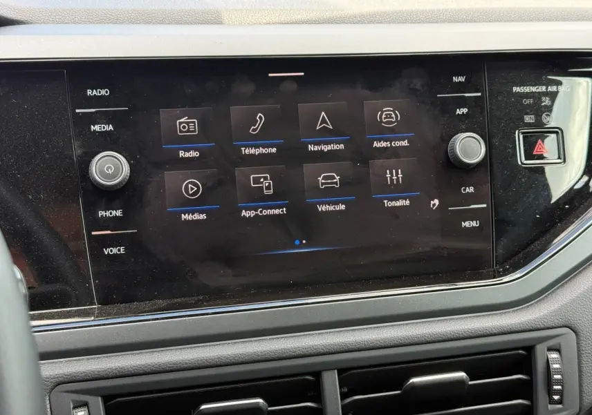 Vue rapprochée de l'écran tactile central du Volkswagen Taigo 2025 gris, affichant les options multimédia et navigation.