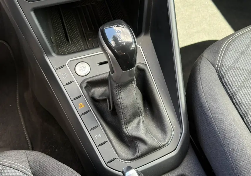 Le levier de vitesses automatique noir et argenté du Volkswagen Taigo 1.0 TSI R-Line, vu de dessus côté conducteur.