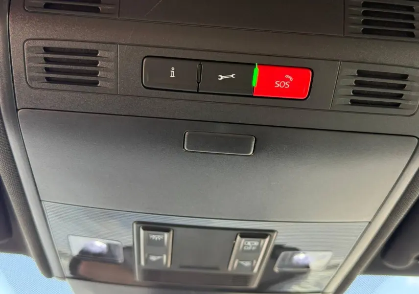 Vue rapprochée du plafonnier intérieur avec boutons SOS et commandes d’éclairage dans un Volkswagen Taigo gris 2025.