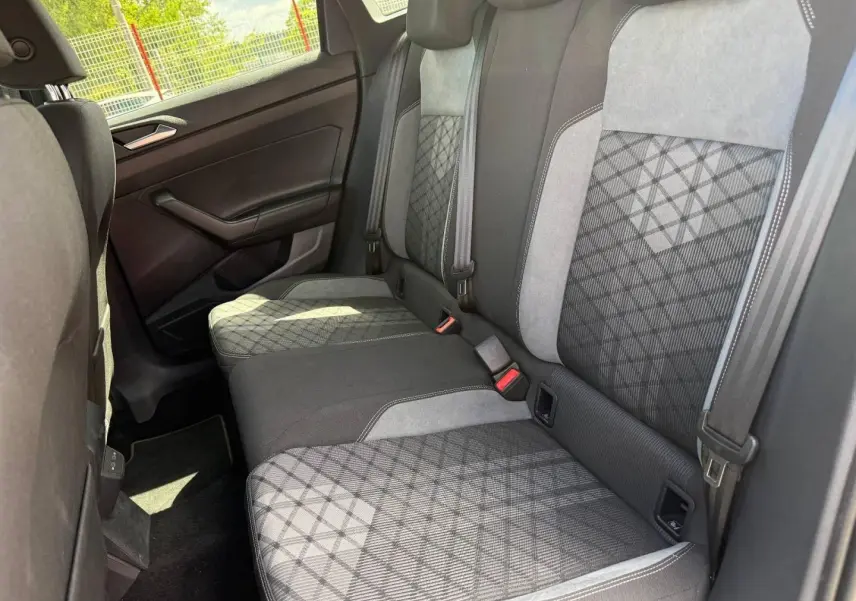 Vue intérieure côté droit des sièges arrière gris à motifs du Volkswagen Taigo 1.0 TSI R-Line 2025.