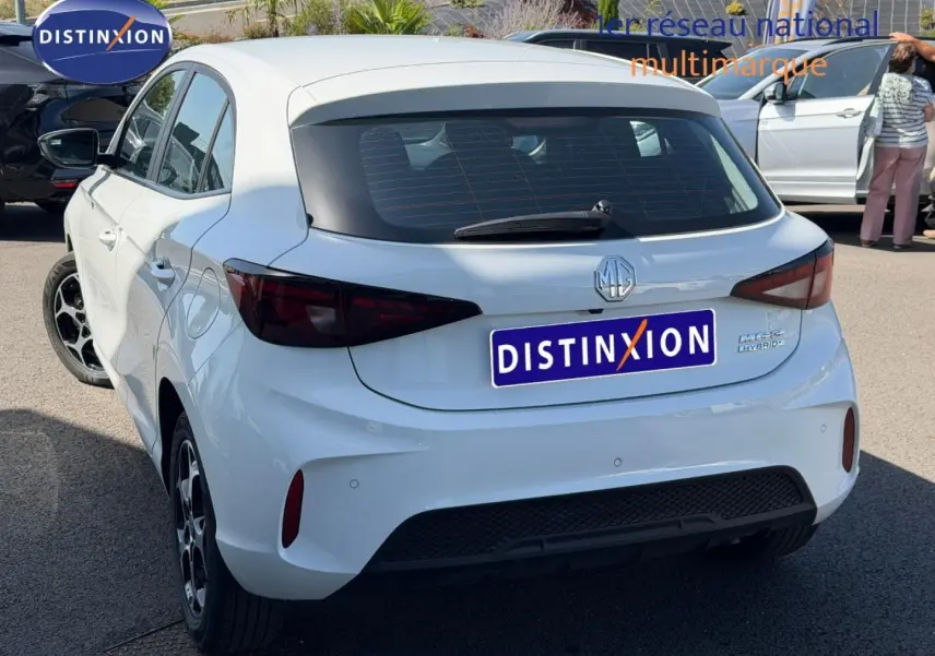 Vue 3/4 arrière droite d'une MG3 blanche 2025 avec feux arrière teintés et jantes alu noires.