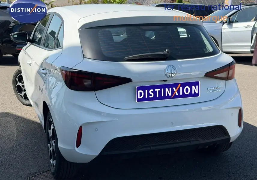 Vue 3/4 arrière droite de la MG3 1.5 Hybrid+ blanche avec feux arrière fumés et jantes alliage noires.