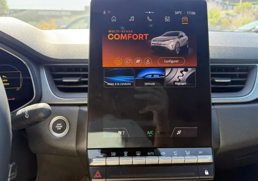 Vue centrale de l'écran tactile du tableau de bord du Renault Captur 2025, affichant le mode Confort en orange.